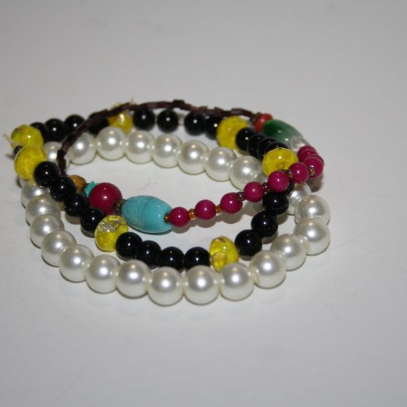 Beautiful bundle of beaded bracelets 7" - Picture 2 of 3